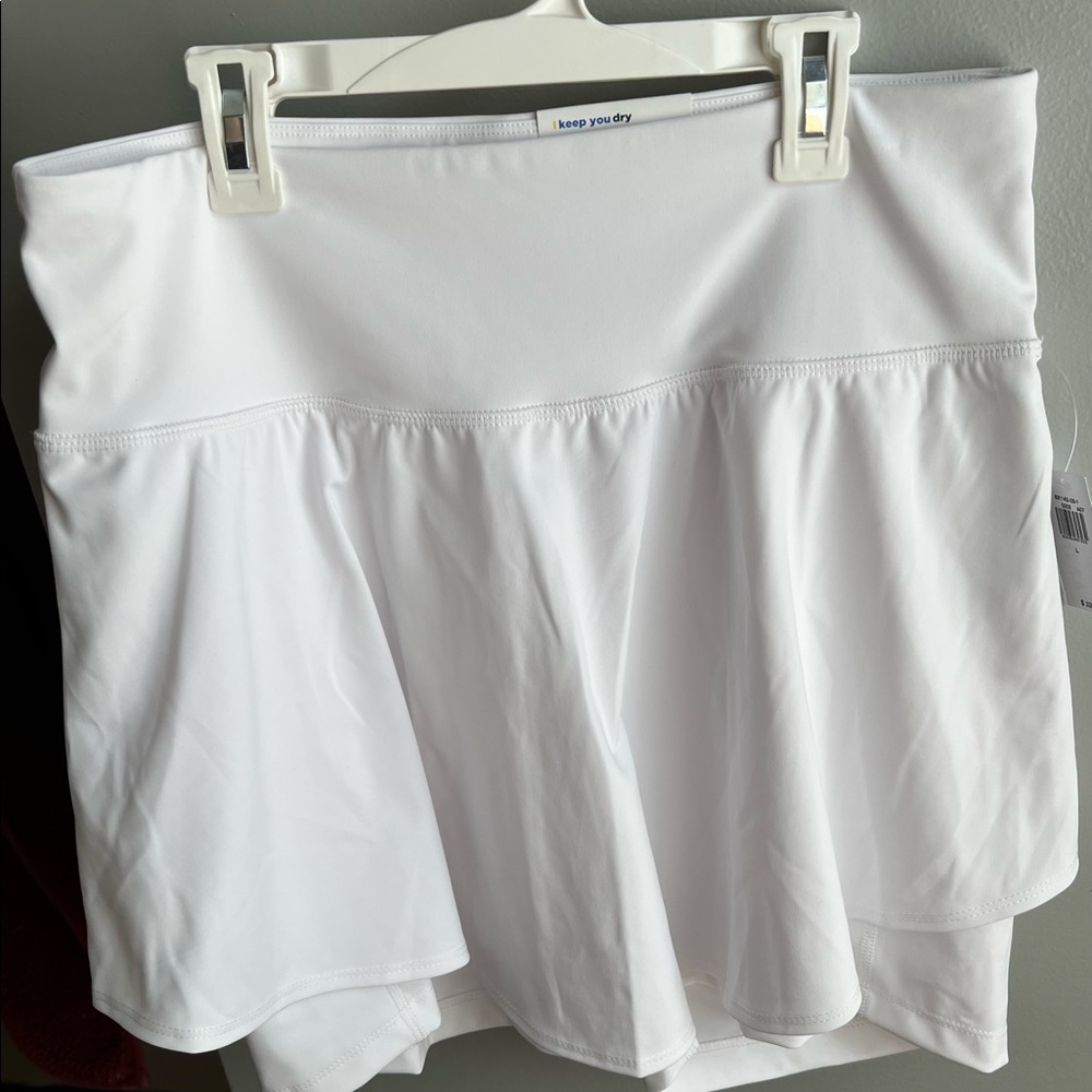 Old Navy white tennis skort size large. New with tags.